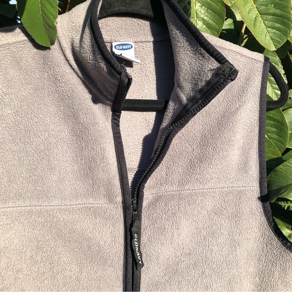 Old Navy Gray Fleece Vest with Black Trim & Zippered Pockets - Size 12 - Picture 4 of 12